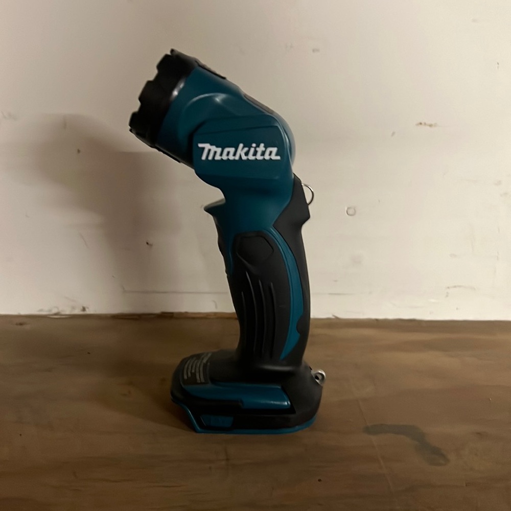 Makita 18-Volt BML185 LXT Torch Lithium Ion Flashlight Adjustable - TOOL ONLY!